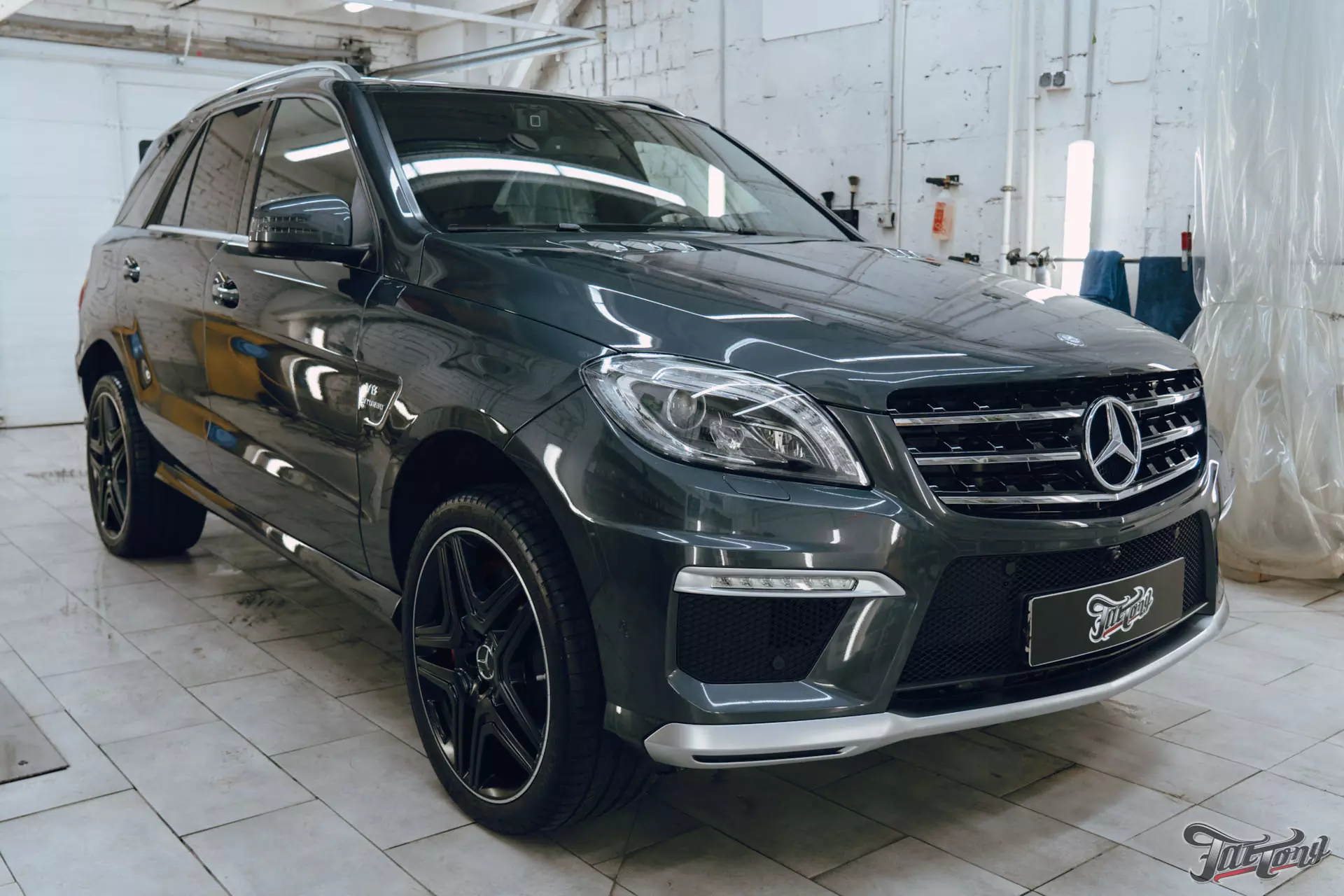 Mercedes ML 63 AMG. Полировка кузова+керамика. Антидождь. Мойка подкапотного пространства. Уборка салона. Выставление зазоров